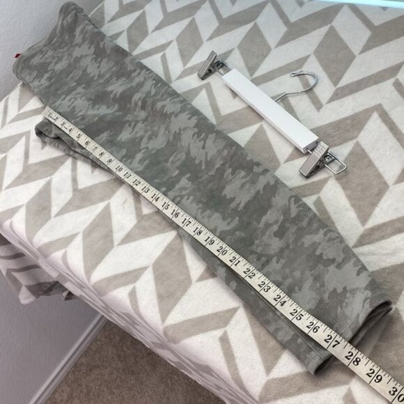 SPANX Jean-ish Leggings In Stone Wash Camo Size Medium - Picture 10 of 10